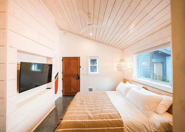 Shortboard Room Includes Queen Bed
